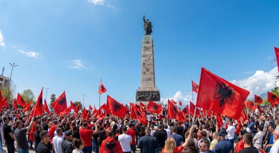 Shqipëria Thotë "Jam e Lirë" për të 113-ën Herë: Entuziazëm Historik për "Ditën e Flamurit" në Vlorë