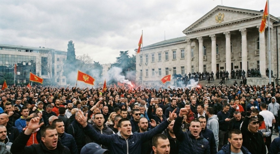 Vatra oko "Dvojnog Državljanstva" u Crnoj Gori: Ulice Odjekuju Parolama!